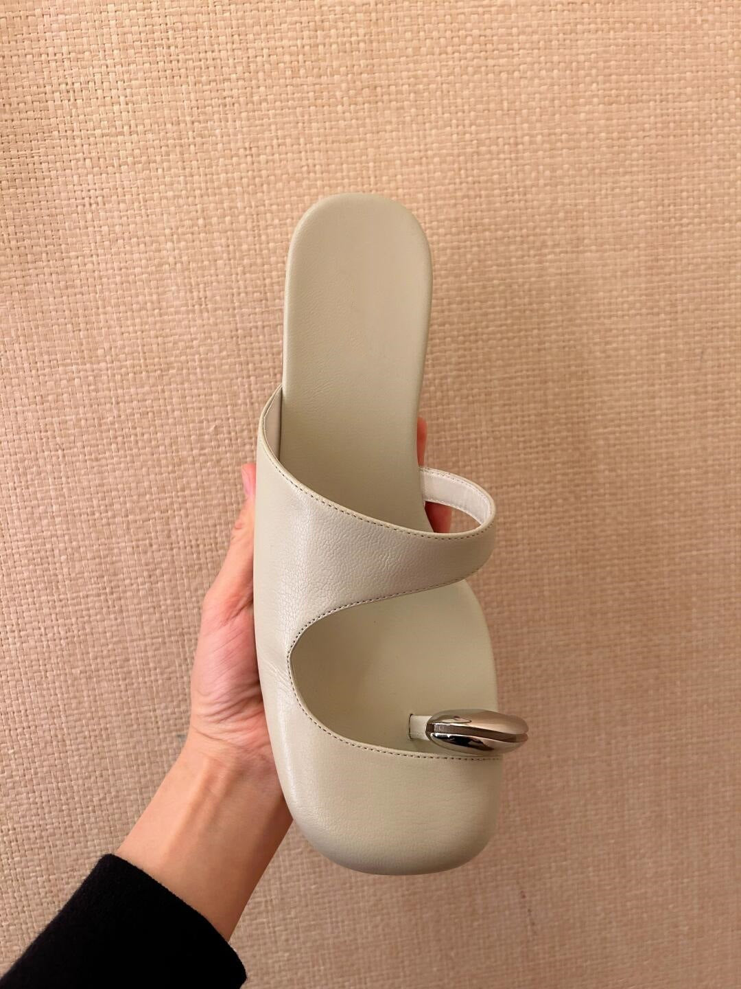 شبشب جلدي حكيمي مع لمسات بيضاوية فضية – لييرا