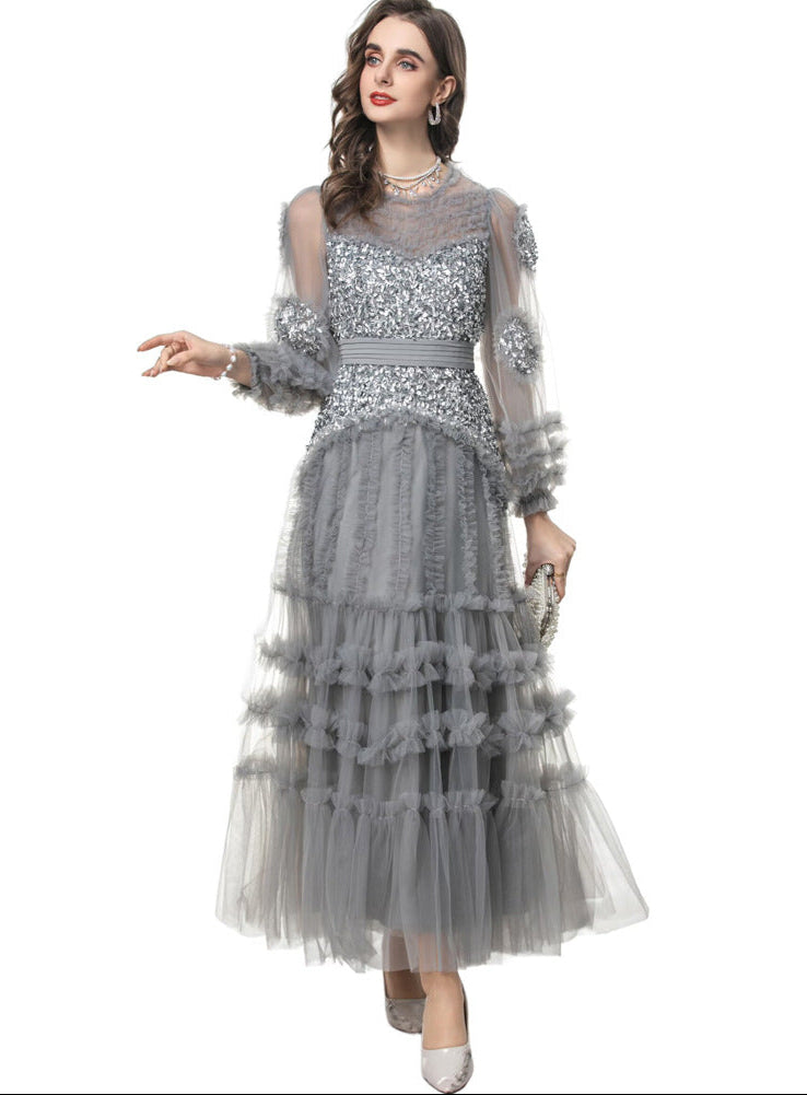 短袖中长连衣裙，配有3D花卉贴花 - BLOOMIQ 