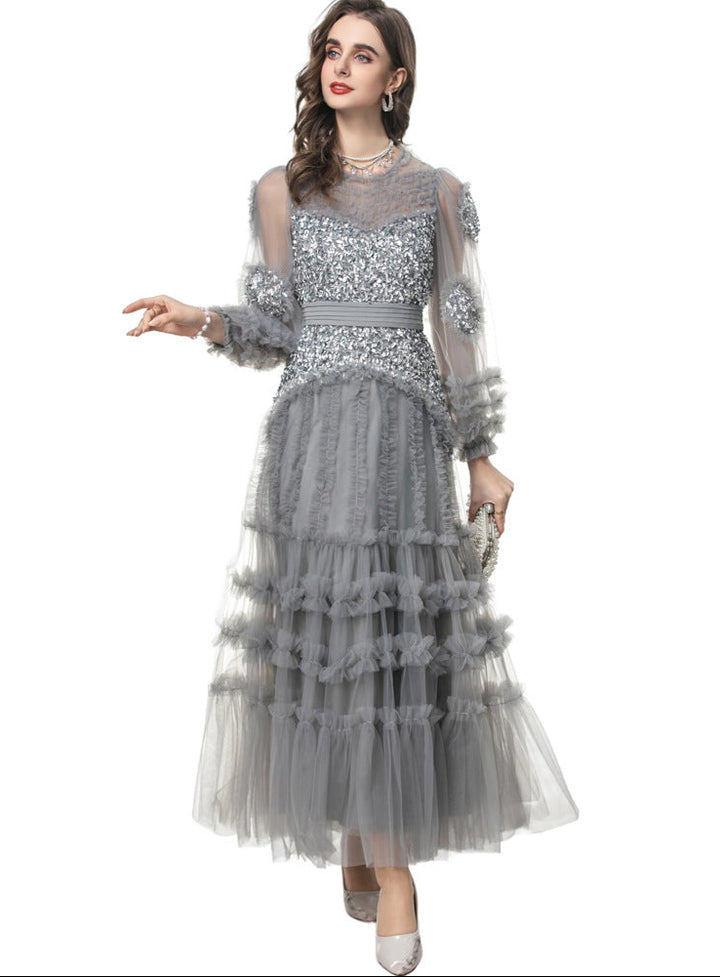 短袖中长连衣裙，配有3D花卉贴花 - BLOOMIQ 