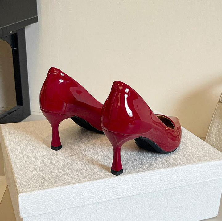 حذاء بكعب متوسط ​​ومقدمة مدببة من الجلد اللامع - لينابو