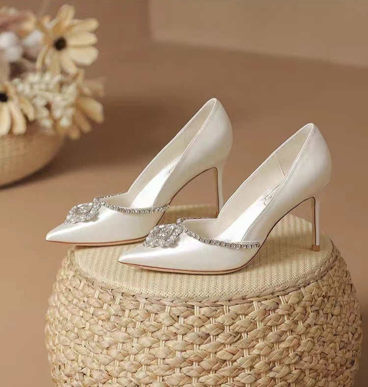 satin pointed pumps with crystal embellishment – AURORAZIA