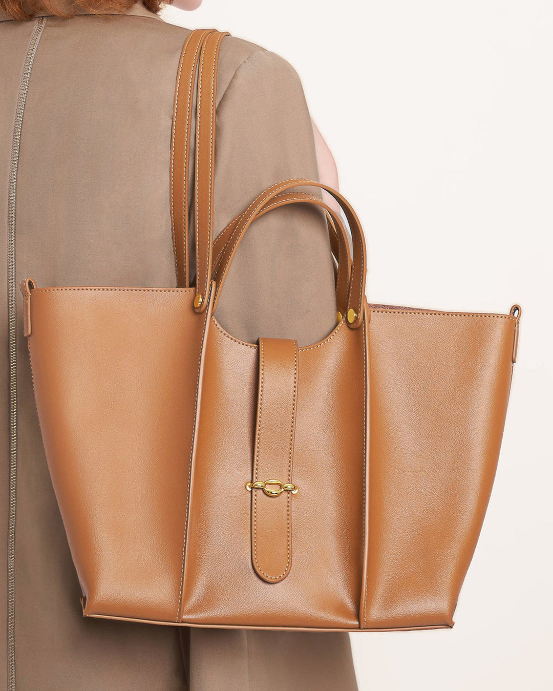 编织藤条手提包，配有双层皮革手柄 – LÉONIE 