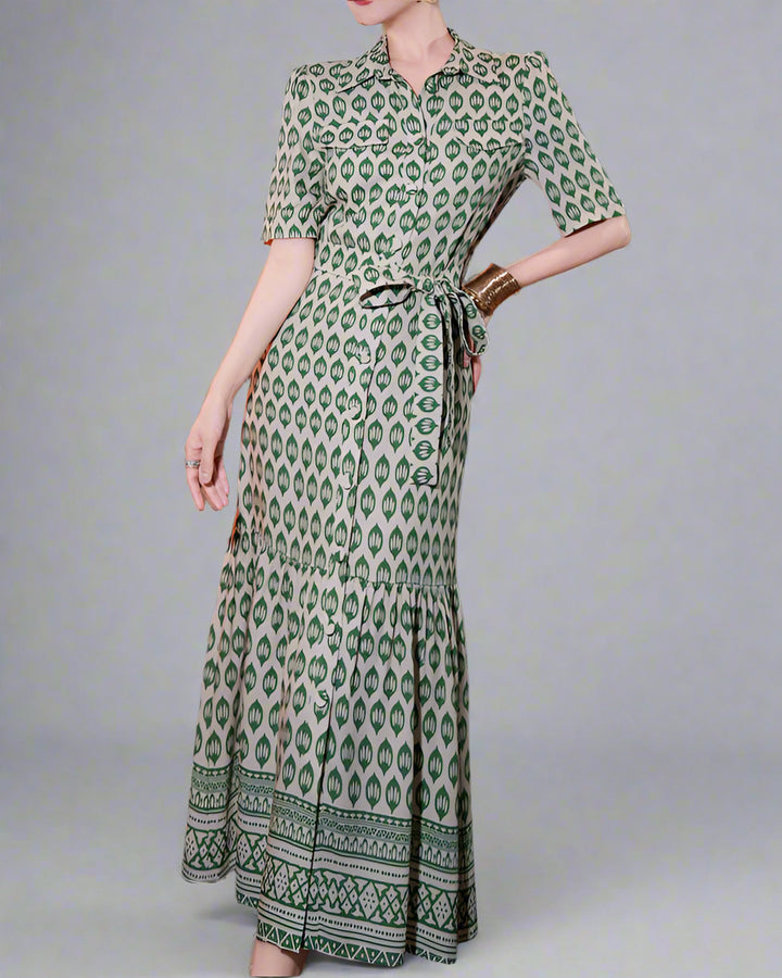 短袖中长连衣裙，配有3D花卉贴花 - BLOOMIQ 