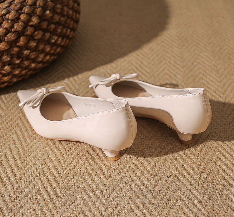 patent pointed-toe pumps with bow detail - AURADLY
