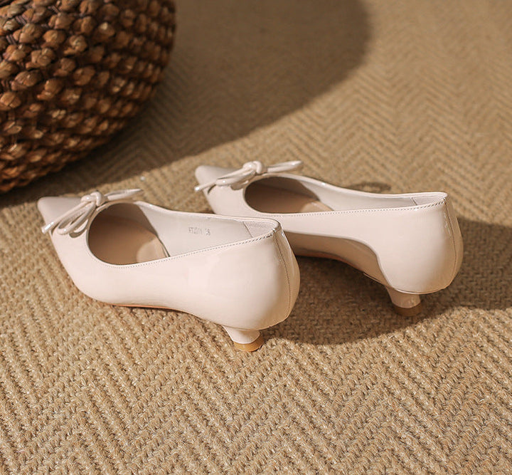 patent pointed-toe pumps with bow detail - AURADLY