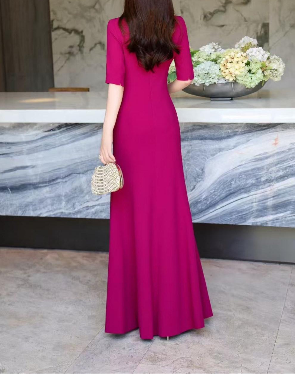 فستان حورية البحر مزين بفتحة رقبة على شكل حرف V عميقة - ماجينتا لوكس