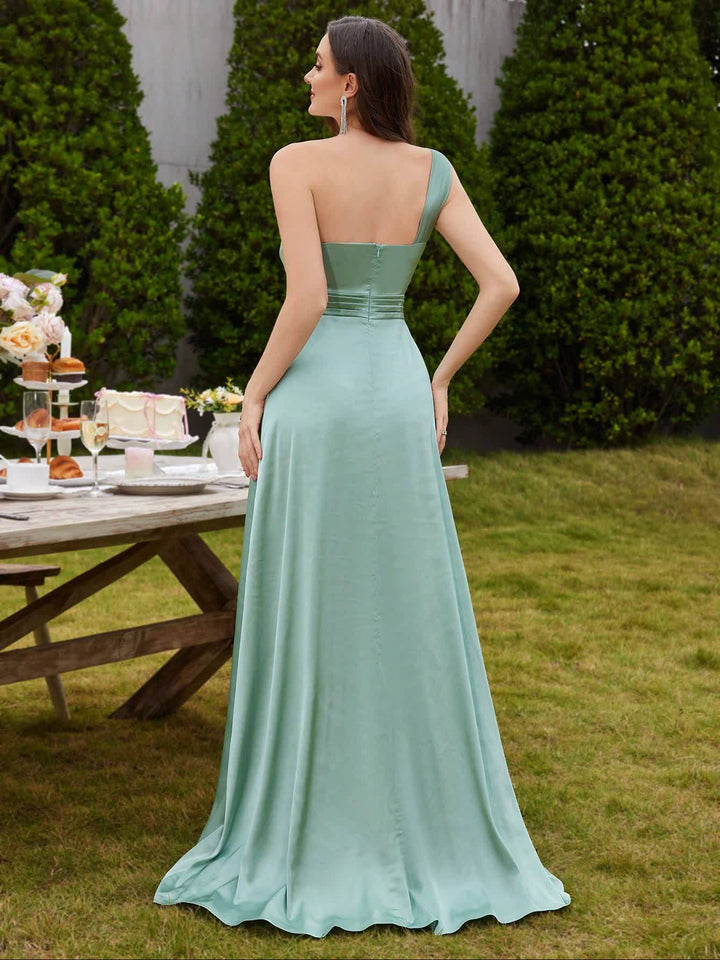 فستان بكتف واحد وتفاصيل زهرية – الصفاء