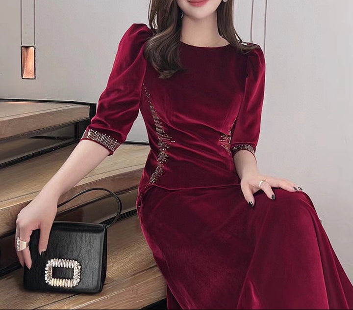 فستان سهرة مخملي مزين بخطوط بارزة – نوار