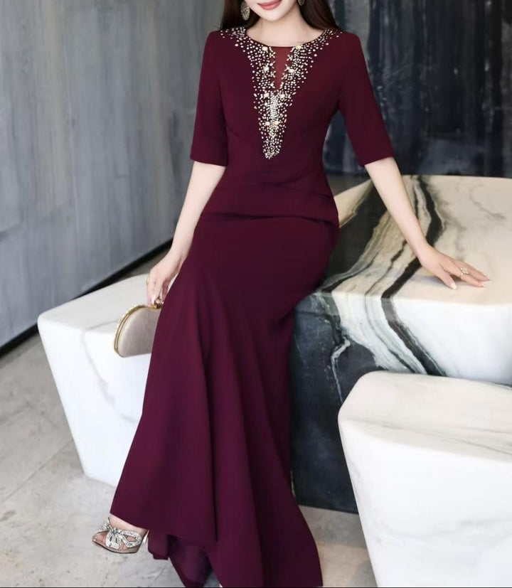 فستان حورية البحر مزين بفتحة رقبة على شكل حرف V عميقة - ماجينتا لوكس