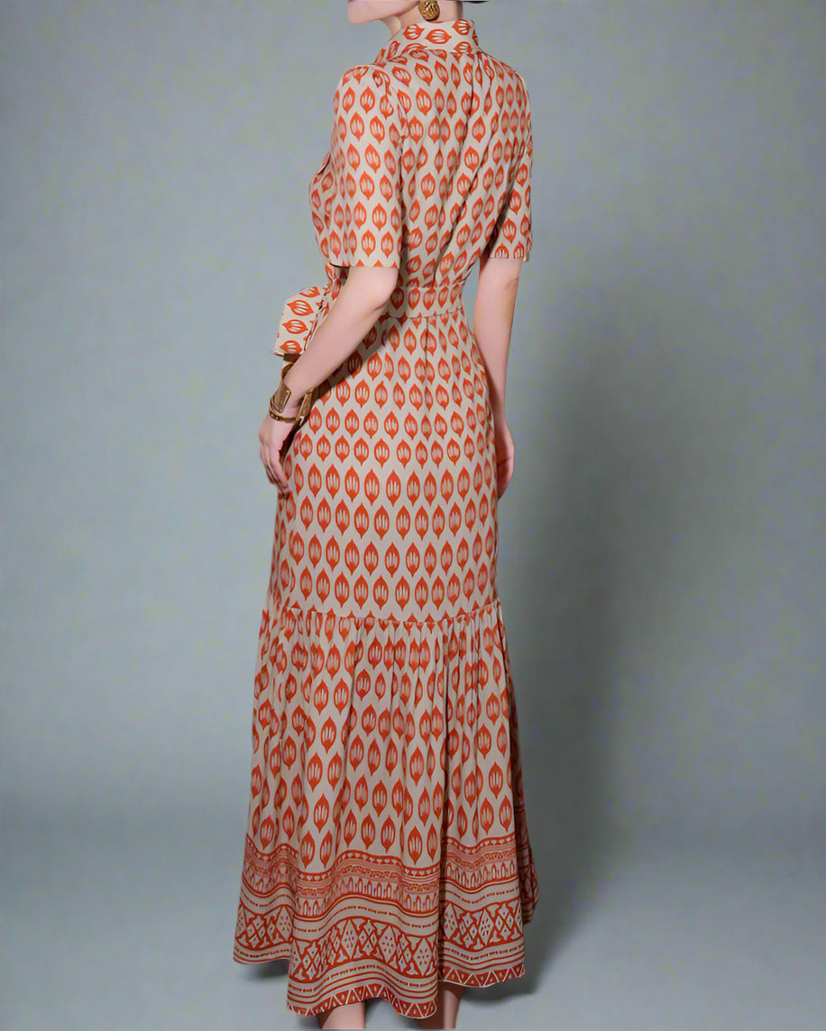 短袖中长连衣裙，配有3D花卉贴花 - BLOOMIQ 