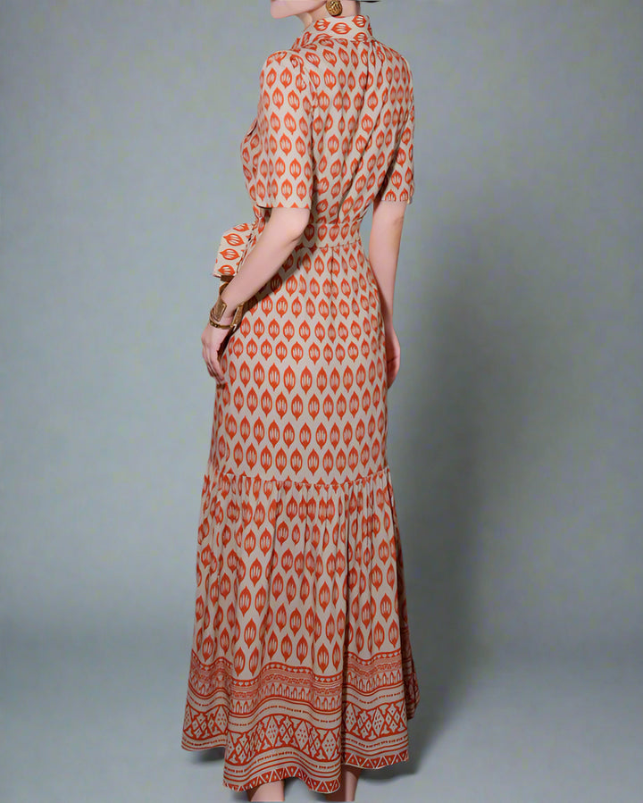 短袖中长连衣裙，配有3D花卉贴花 - BLOOMIQ 