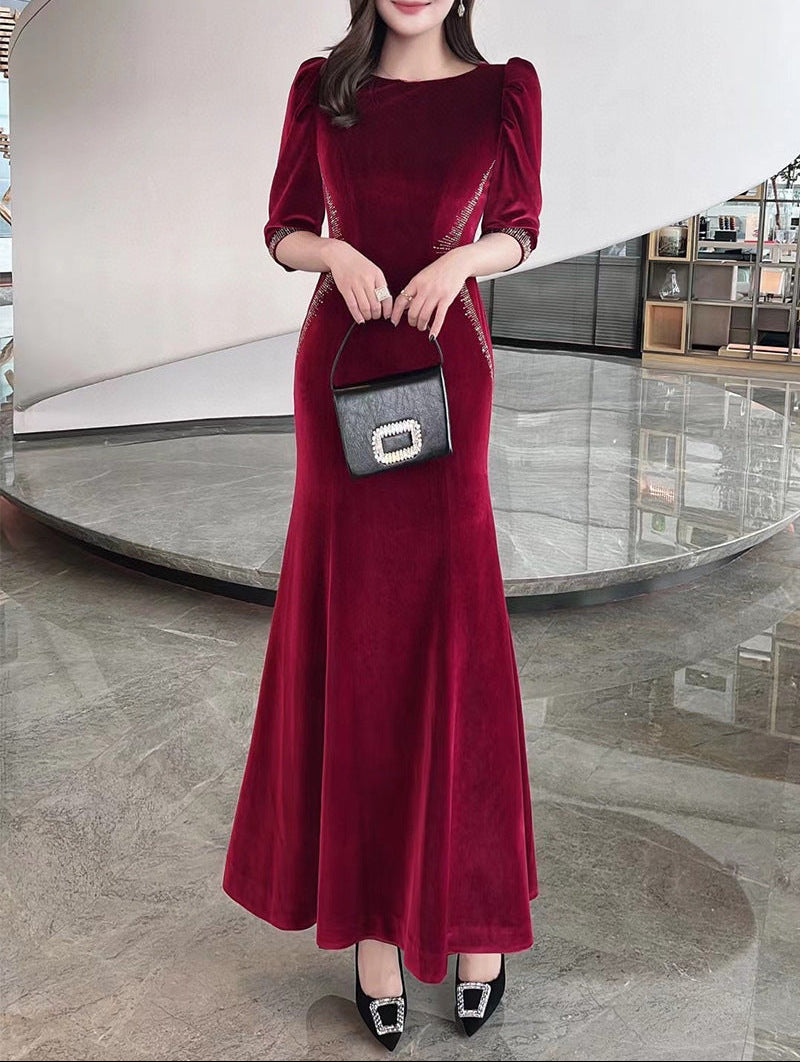 فستان سهرة مخملي مزين بخطوط بارزة – نوار