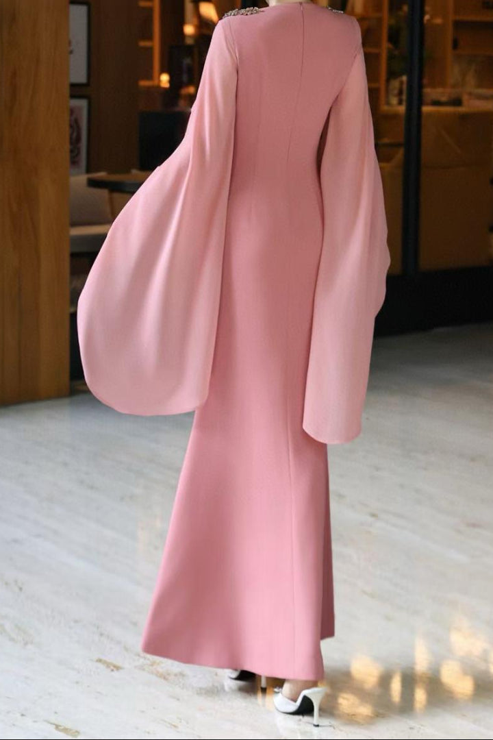 فستان حورية البحر بأكمام كاب وأكتاف مزينة – روزابيل