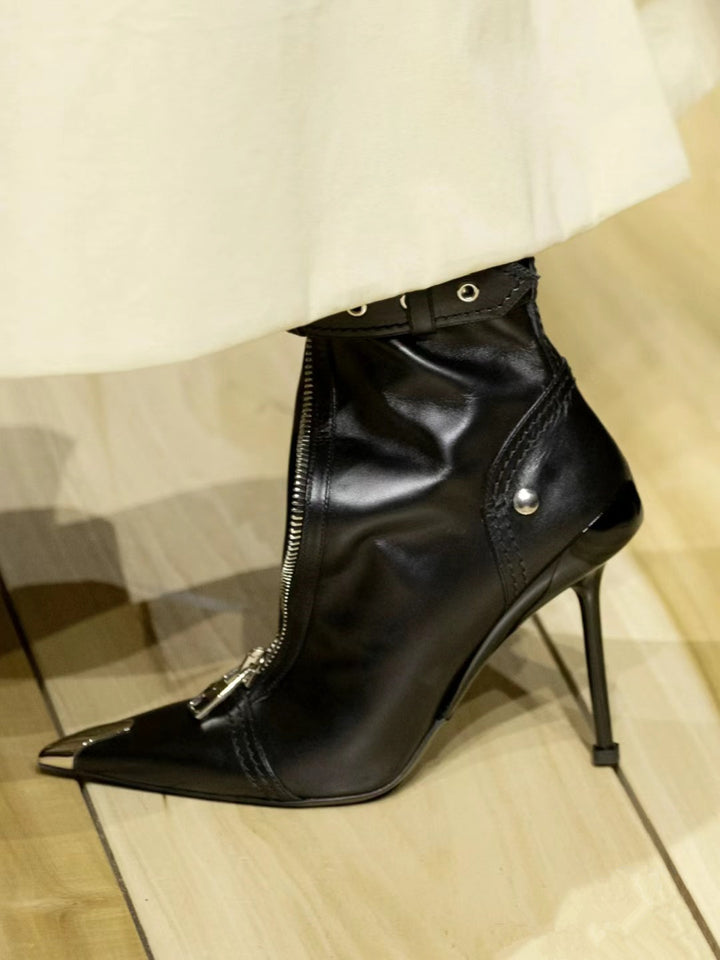 حذاء بكعب عالٍ بسحاب أمامي وطرف معدني - حافة قرمزية