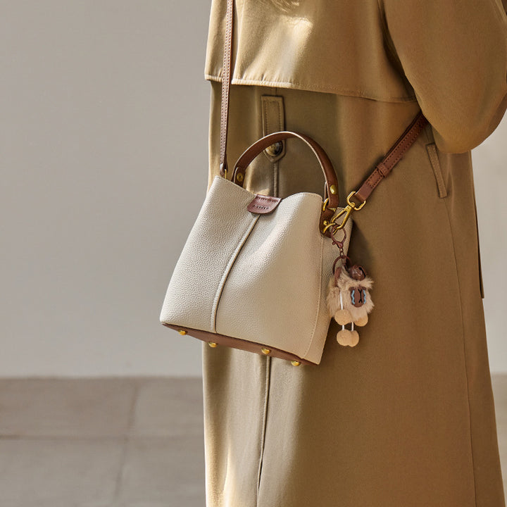 structured leather tote bag with charm accessory – MIRINKA