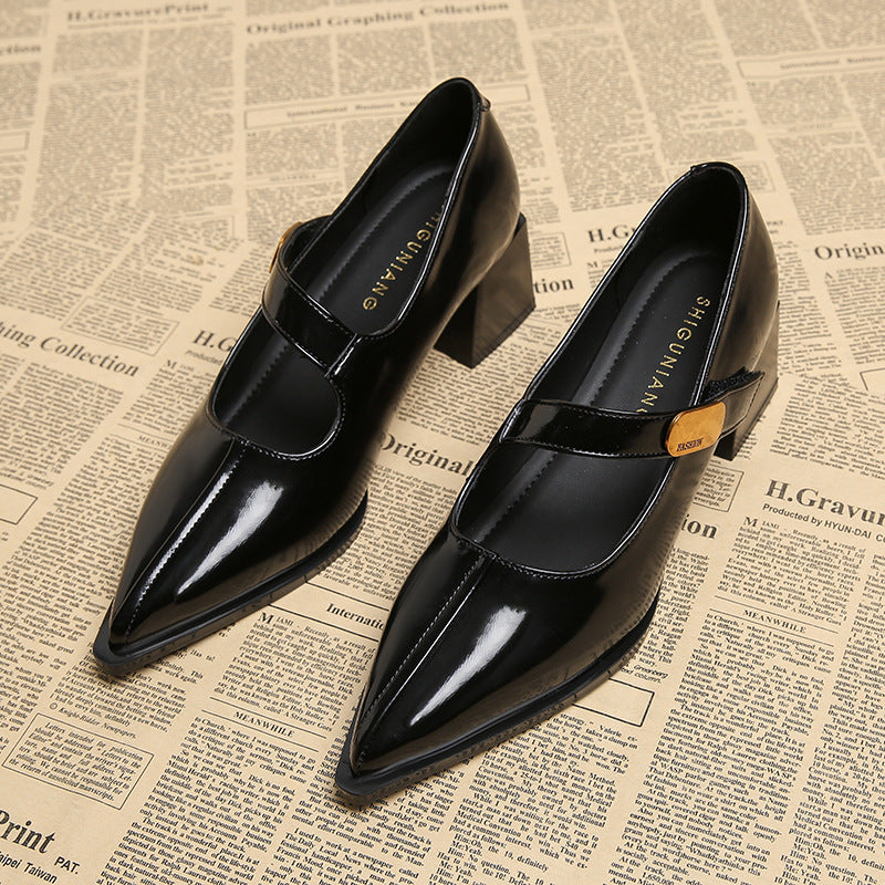 حذاء بكعب سميك بمقدمة مدببة وحزام ذهبي مميز - أوريلياوو