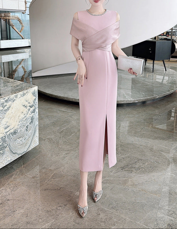 فستان عمودي مكشوف الكتفين مع درابزين من الساتان – روبينا