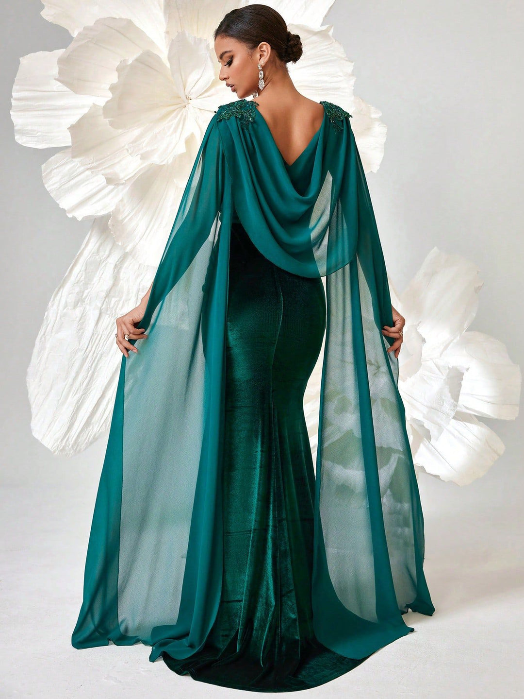 فستان حورية البحر مع تفاصيل عباءة على الكتف – إليسيا