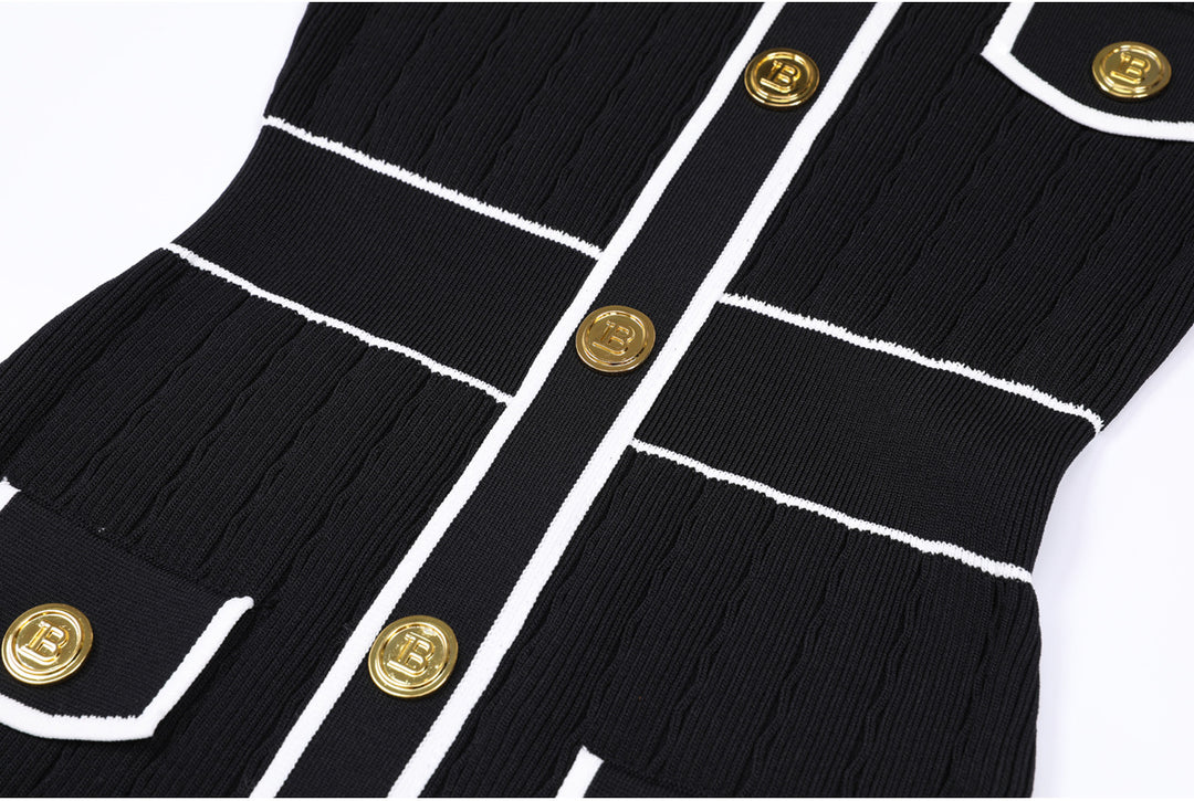 فستان محبوك بأكمام قصيرة وحواف متباينة وأزرار ذهبية – سيلينامي