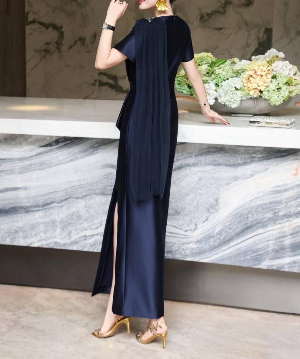 فستان ساتان بفتحة رقبة على شكل حرف V مع ثنيات زهرية مزينة – نافيا