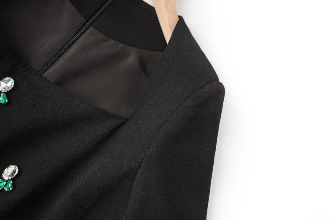 فستان مطرز غير متماثل بتفاصيل من الساتان الزمردي – نوير