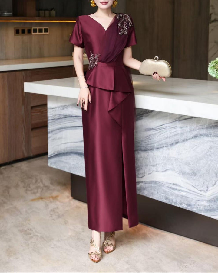 فستان ساتان بفتحة رقبة على شكل حرف V مع ثنيات زهرية مزينة – نافيا