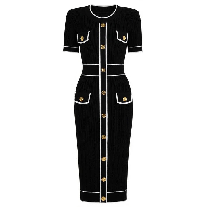 فستان محبوك بأكمام قصيرة وحواف متباينة وأزرار ذهبية – سيلينامي