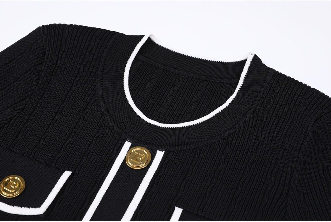 فستان محبوك بأكمام قصيرة وحواف متباينة وأزرار ذهبية – سيلينامي