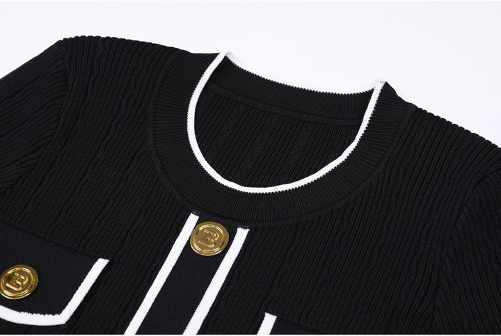 فستان محبوك بأكمام قصيرة وحواف متباينة وأزرار ذهبية – سيلينامي