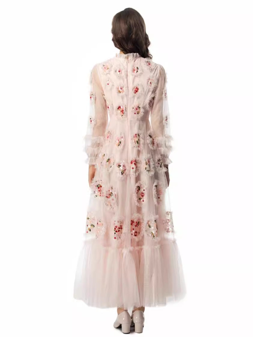 فستان من التول المطرز مع زخارف نباتية ثلاثية الأبعاد – إيلودي