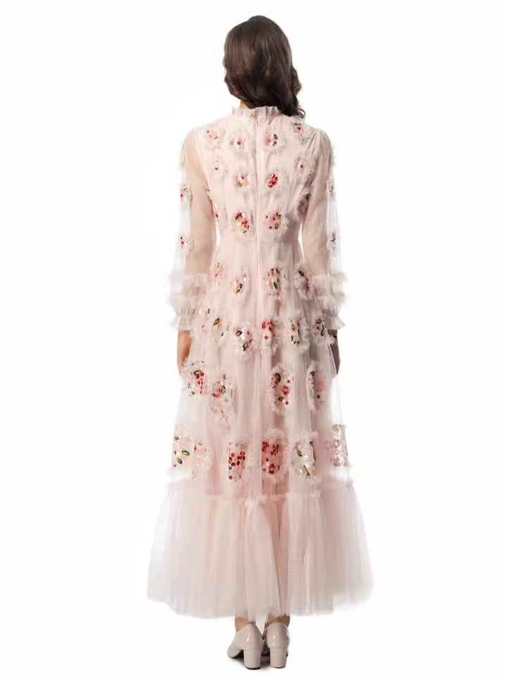 فستان من التول المطرز مع زخارف نباتية ثلاثية الأبعاد – إيلودي