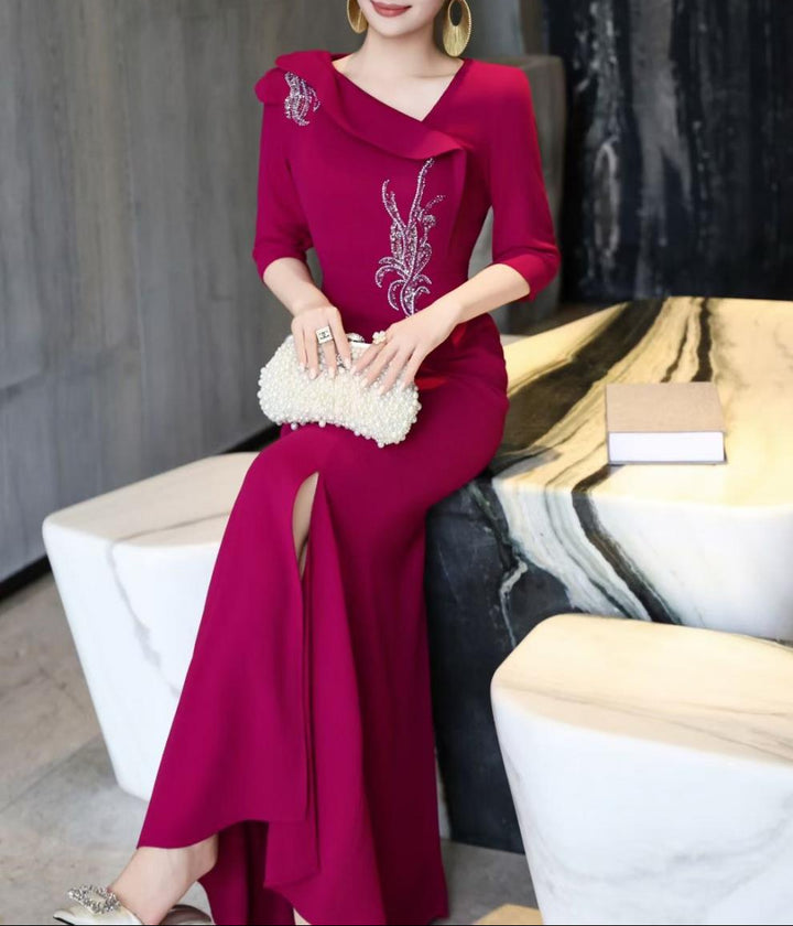 فستان حورية البحر مزين بياقة منسدلة - رويال فوشيا