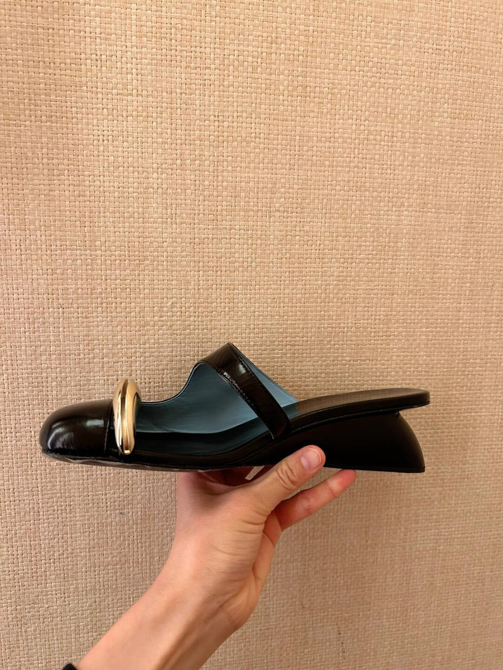 شبشب جلدي حكيمي مع لمسات بيضاوية فضية – لييرا