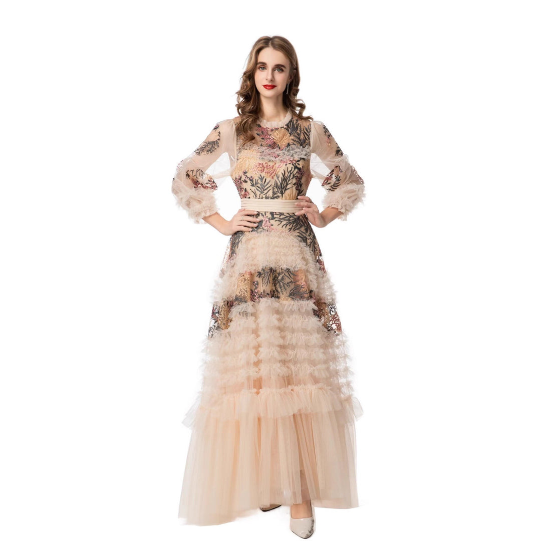 فستان من التول المطرز مع تنورة بكشكشة متعددة الطبقات – سيرافينا