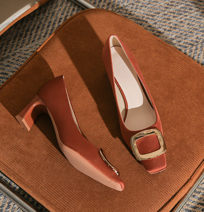 pointed-toe block heel pumps with bold buckle – DARIAWU