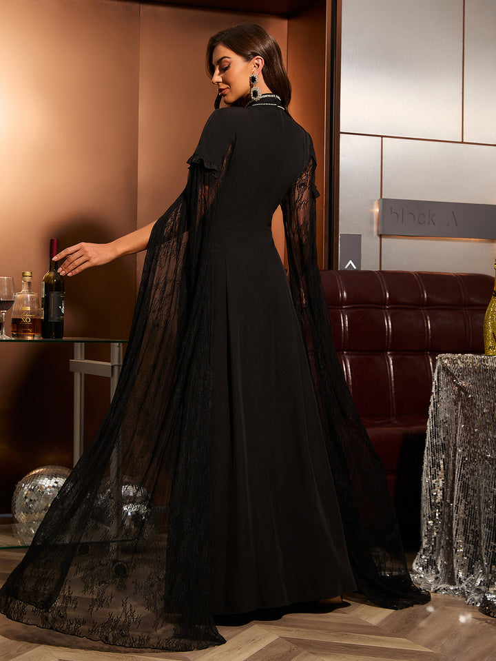 فستان برقبة عالية وأكمام دانتيل على شكل كيب – سيليسريك