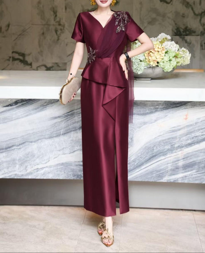 فستان ساتان بفتحة رقبة على شكل حرف V مع ثنيات زهرية مزينة – نافيا