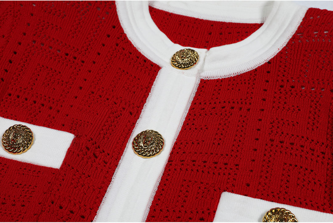 بلوزة محبوكة بأكمام طويلة وحواف متباينة وأزرار ذهبية – كلاريسان