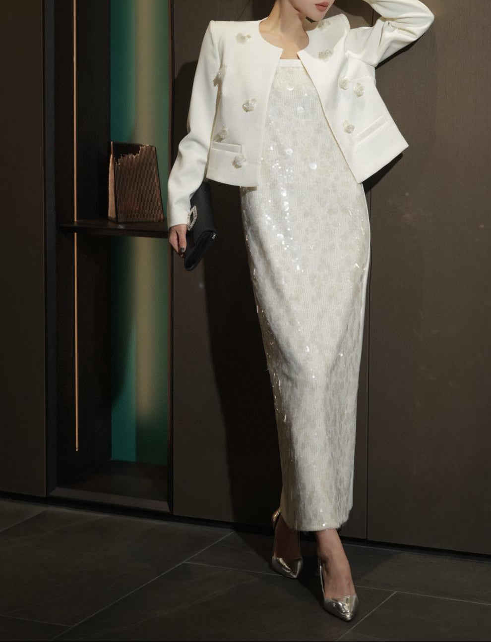 فستان عمودي بدون أكمام مزين بالترتر مع سترة قصيرة مزينة – أورورا