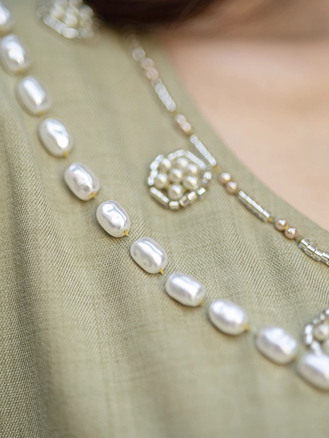 定制喇叭套装，配缎面泡泡袖 - VALENCIA 