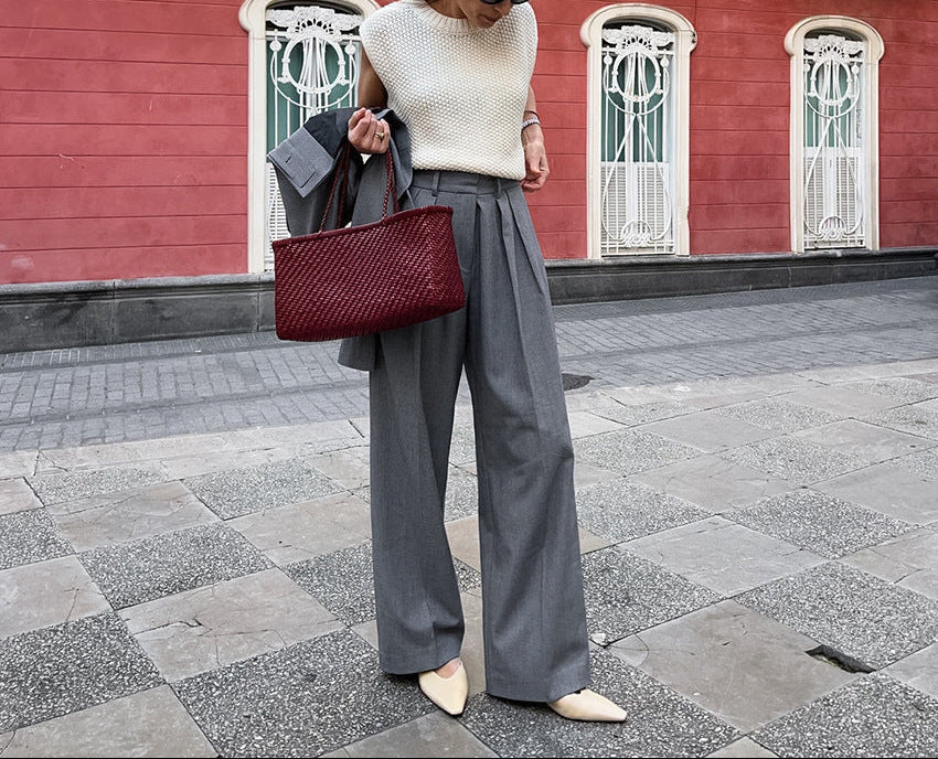 بدلة مصممة خصيصًا بأزرار ذهبية – مارون