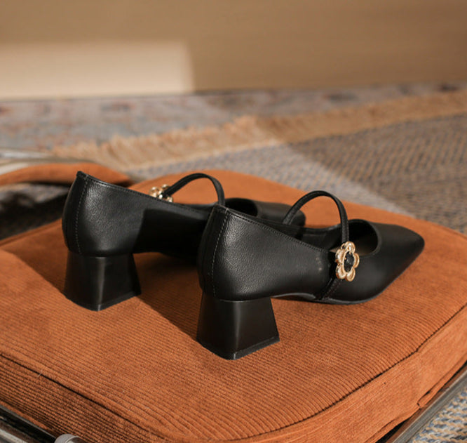 حذاء بكعب عريض مع حزام بإبزيم مزهر – كاميلروي