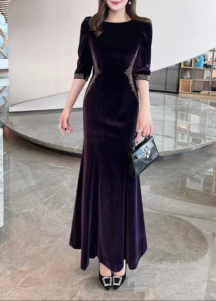 فستان سهرة مخملي مزين بخطوط بارزة – نوار