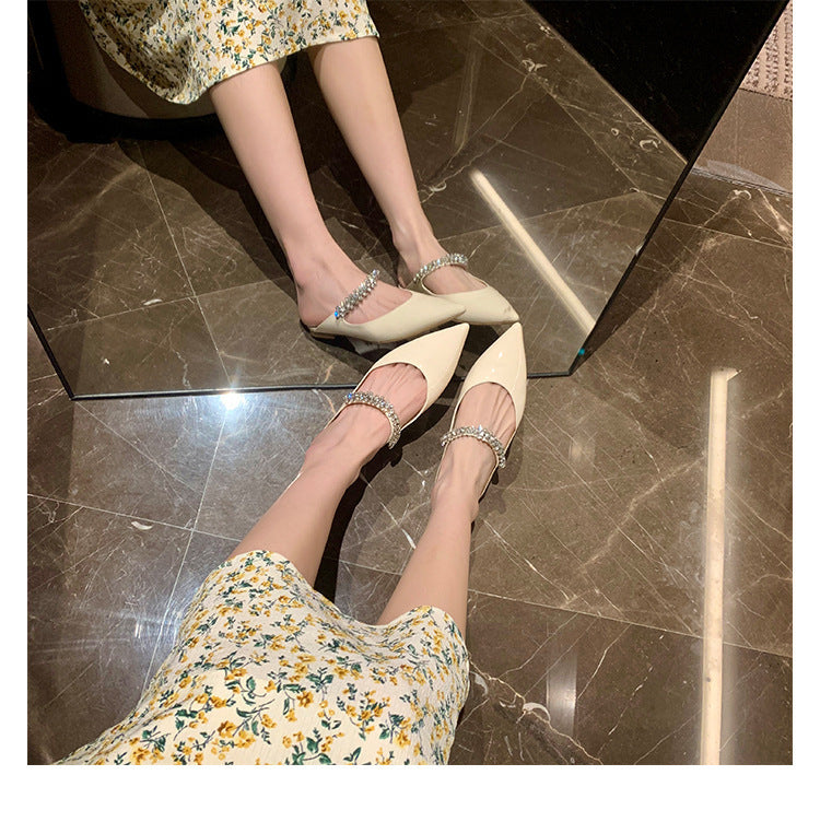 حذاء مسطح بمقدمة مدببة وحزام كريستالي - فيراسي