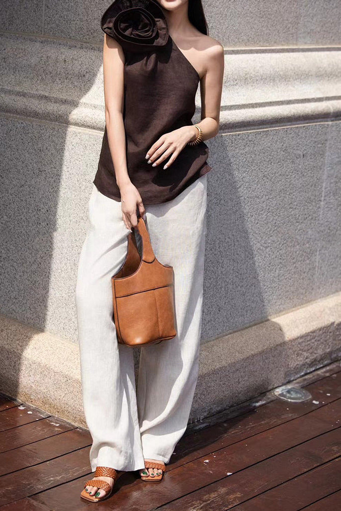 بلوزة مكشكشة بكتف واحد مع بنطلون كتان واسع الساق - عاجي