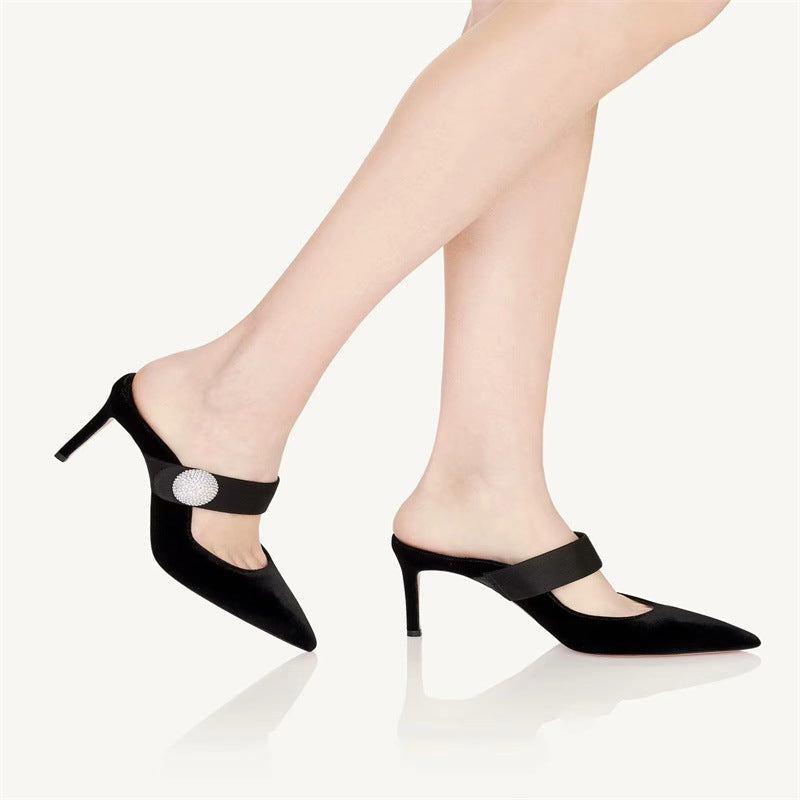 حذاء بكعب عالٍ مدبب من الأمام مع حزام بإبزيم من الكريستال – نوفاسدار