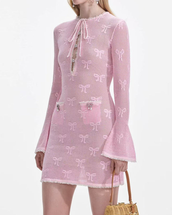 فستان كروشيه بأكمام واسعة وفتحة رقبة على شكل ربطة عنق – سيلينرتا