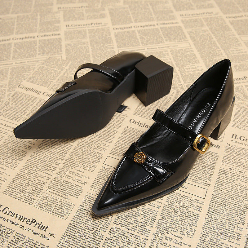 حذاء بكعب سميك مدبب مع حزام بإبزيم مزهر – أوريليافو