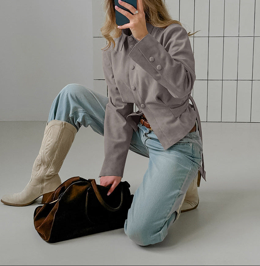 بدلة مصممة خصيصًا بأزرار ذهبية – مارون