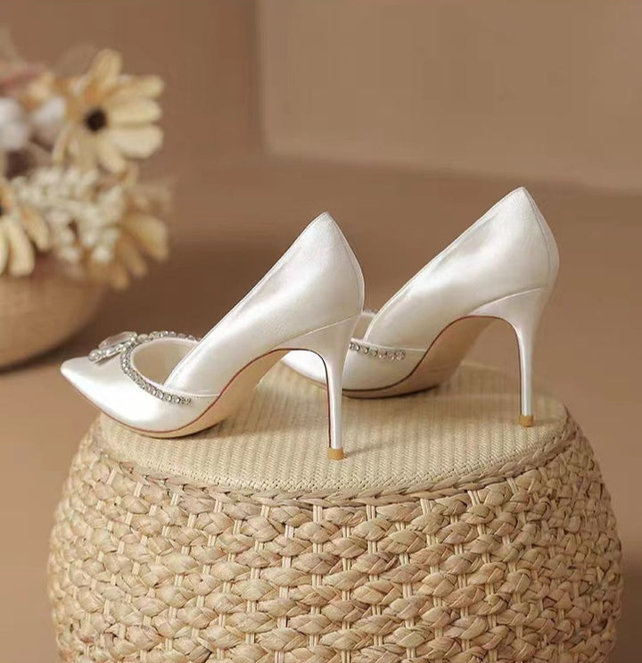 satin pointed pumps with crystal embellishment – AURORAZIA